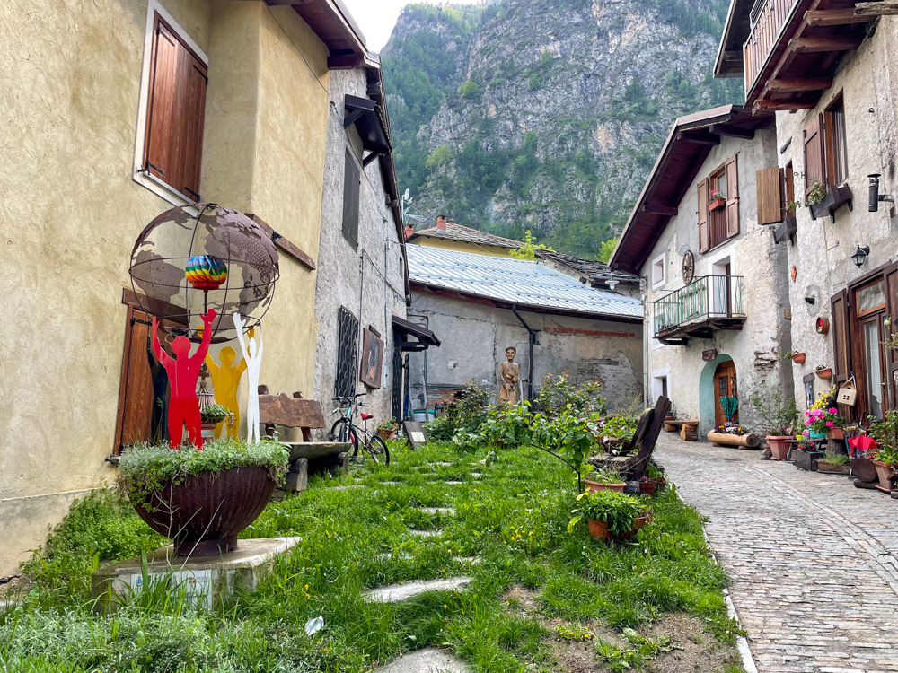 Village of Laux, hamlet of Usseaux municipality