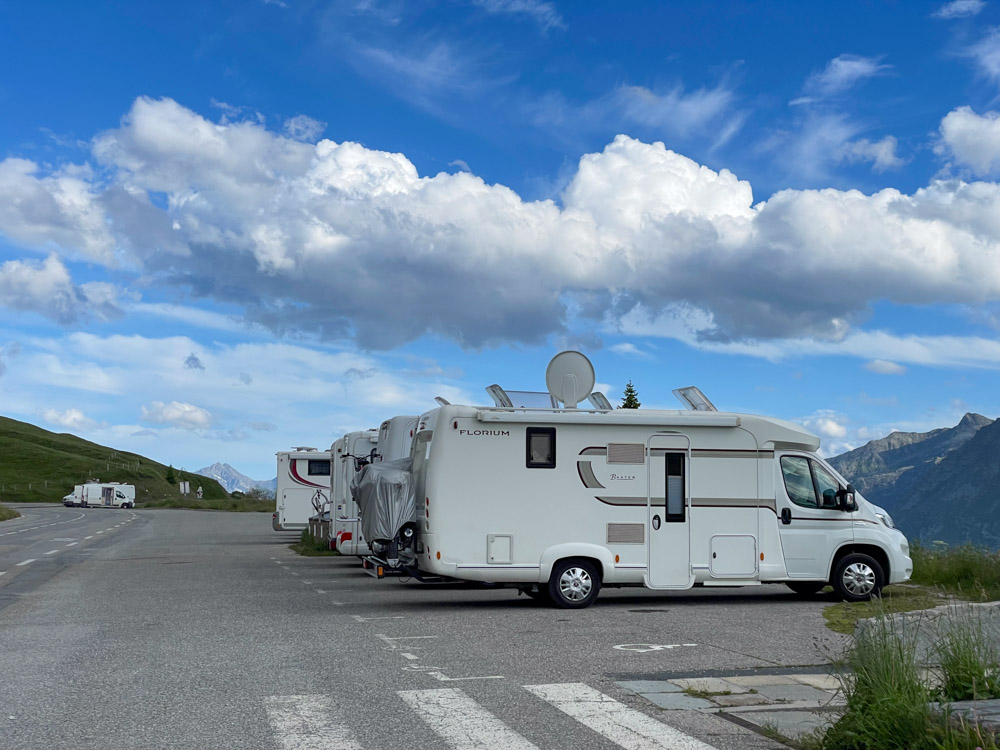 Free parking and lake view with plenty of space for campers on Colle del Moncenisio