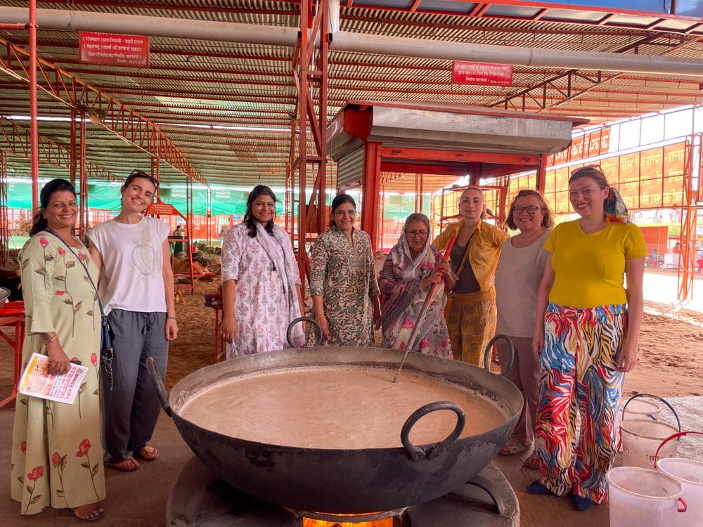 Paola Bertoni, bloggers from the Travel Blogger Italiane community and an Indian family at the Nagaur cow sanctuary
