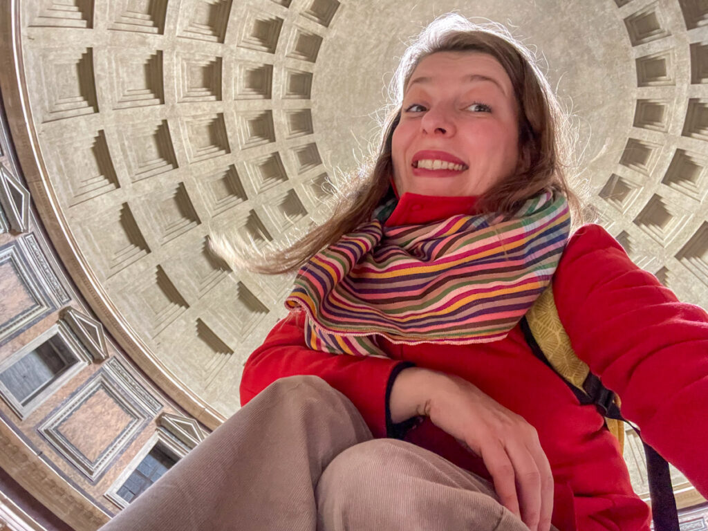 Paola Bertoni inside the Pantheon, in Rome