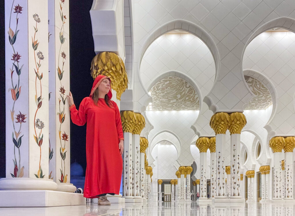 Paola Bertoni in the Grand Mosque of Abu Dhabi dressed in the abaya from the souvenir shop