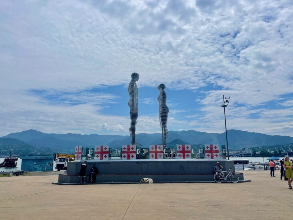 Ali and Nino statue in Batumi