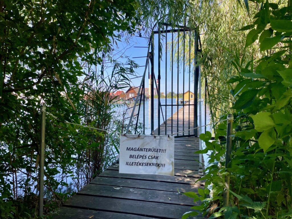 Unfriendly sign indicating "private area, entry for authorised persons only", at Bokodi Floating Village, Hungary