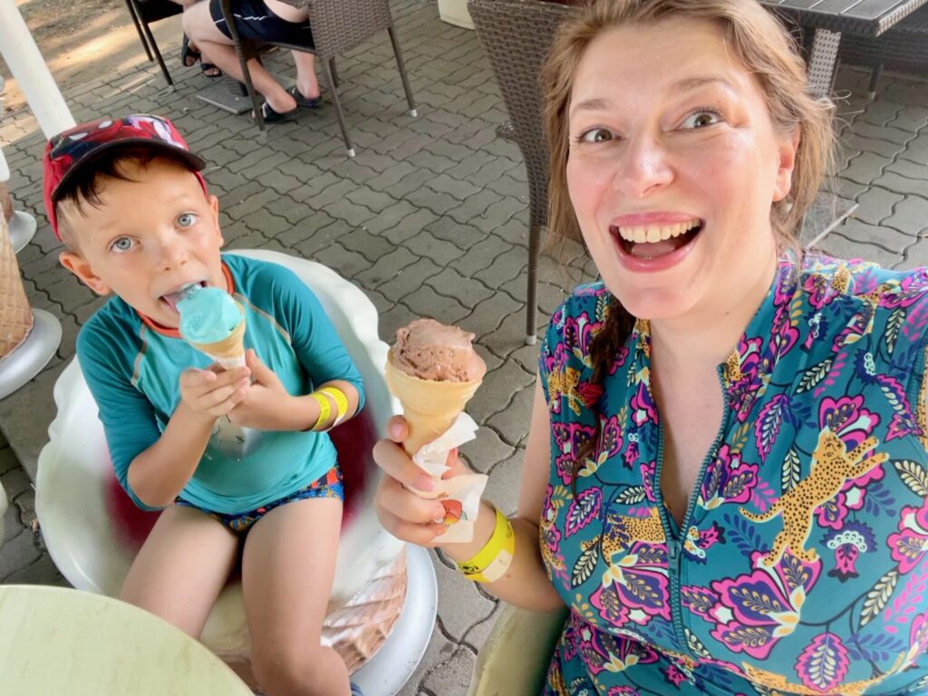 Paola and Bertoni eating an ice cream at Zsóry Fürdő thermal bath in Mezőkövesd, Hungary