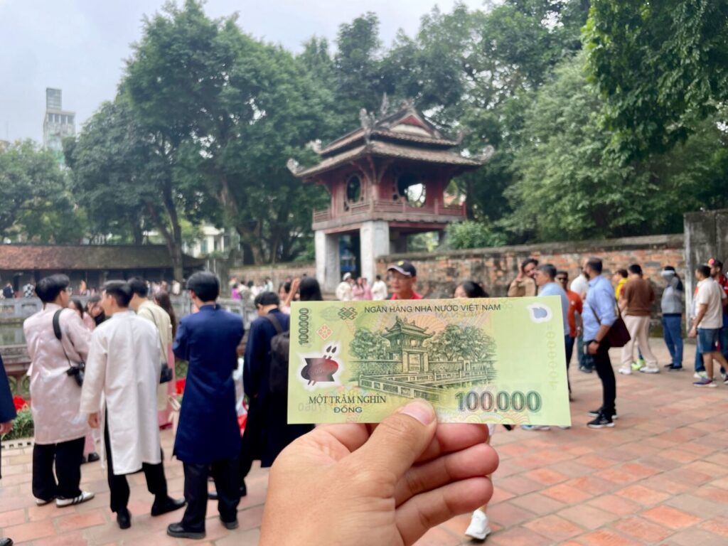 100,000 VND banknote featuring a pagoda from the Temple of Literature in Hanoi