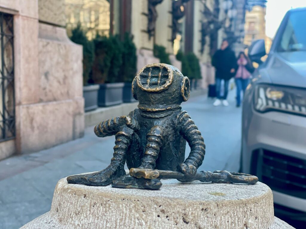 Diver mini-statue by Kolodko, Budapest