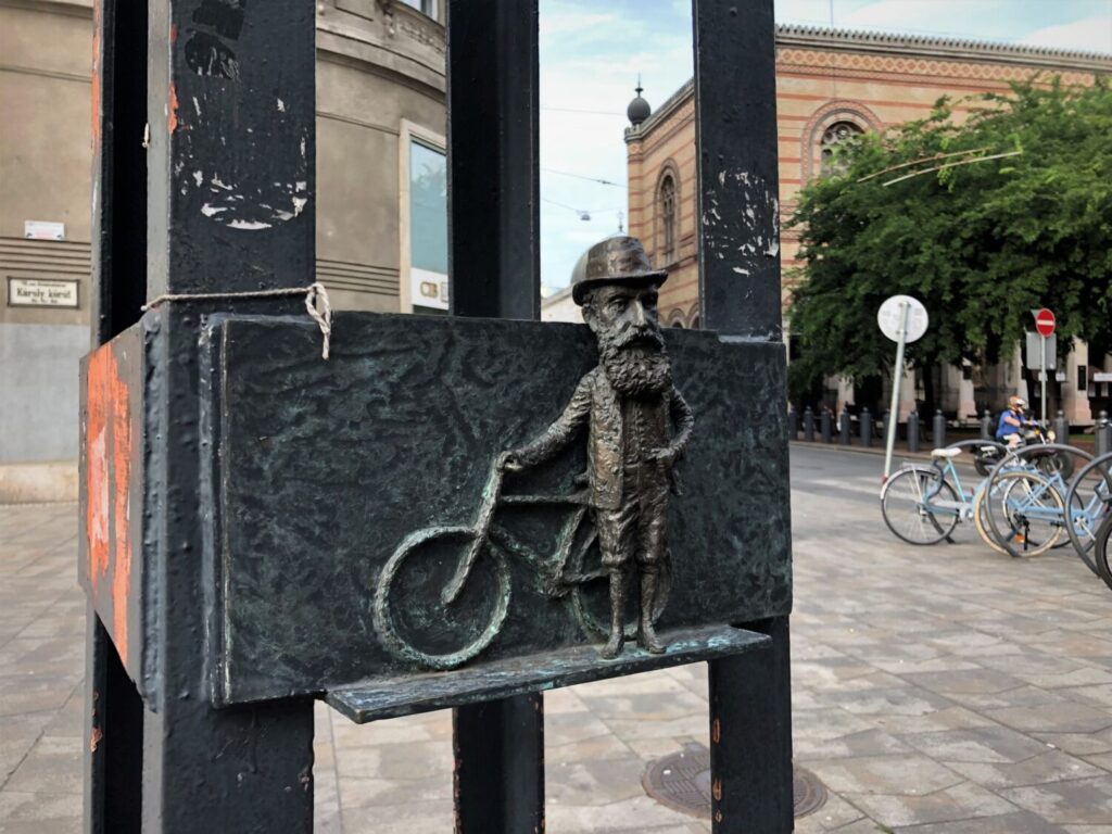 Theodor Herzl mini-statue by Kolodko, Budapest
